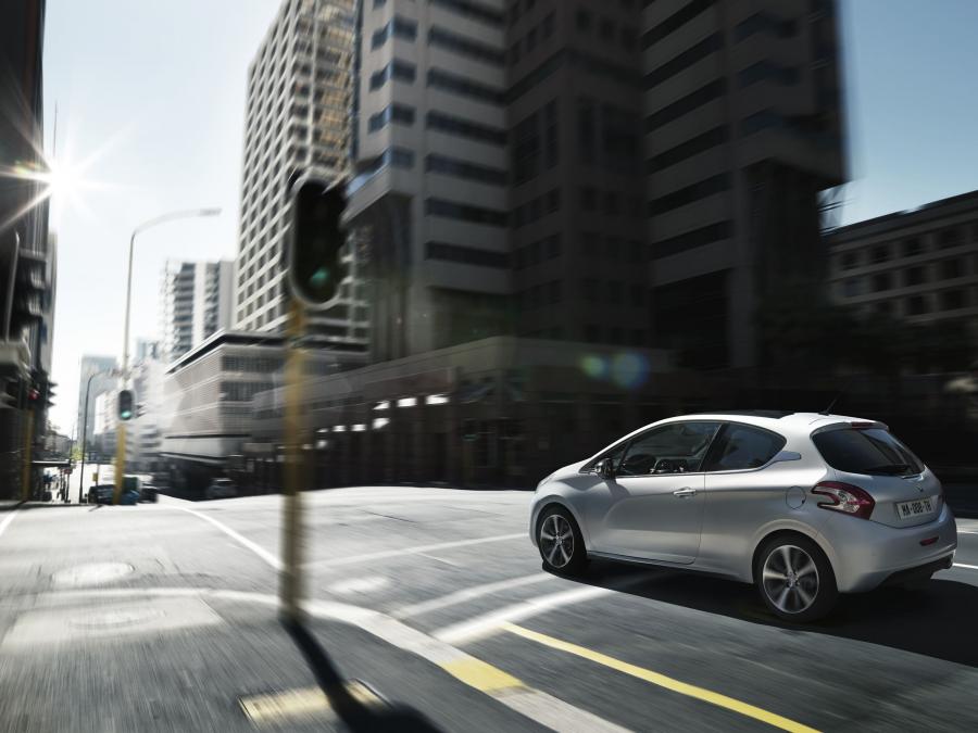  Peugeot 208 Ice Velvet 2012 года  (фото 9 из 33)
